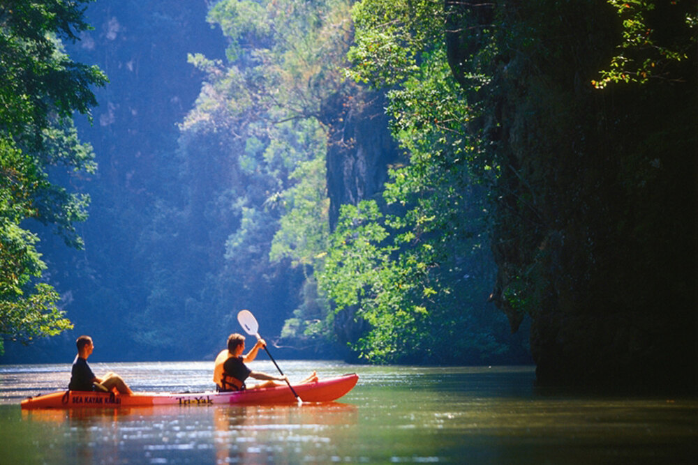 Canoeing between the cliffs at Hong Island